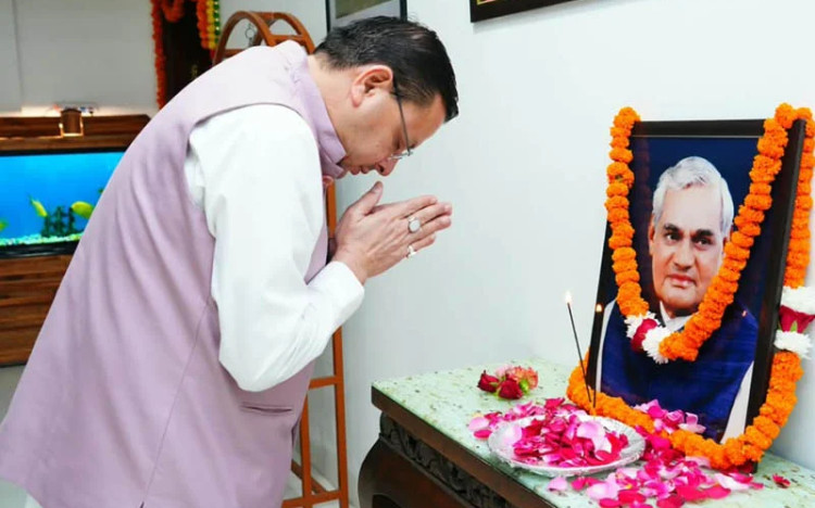 मुख्यमंत्री धामी ने अटल बिहारी वाजपेयी की पुण्यतिथि पर श्रद्धांजलि अर्पित की